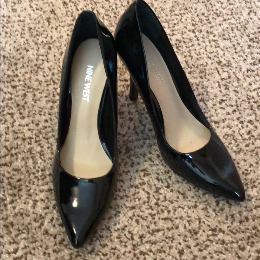 Nine West size 6 patent black heel